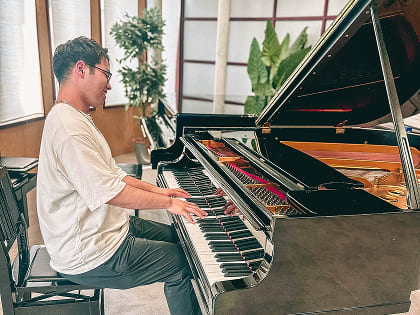 ピアノを弾く原田光さん