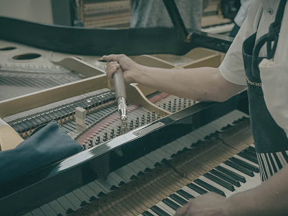 ピアノを弾く原田光さん