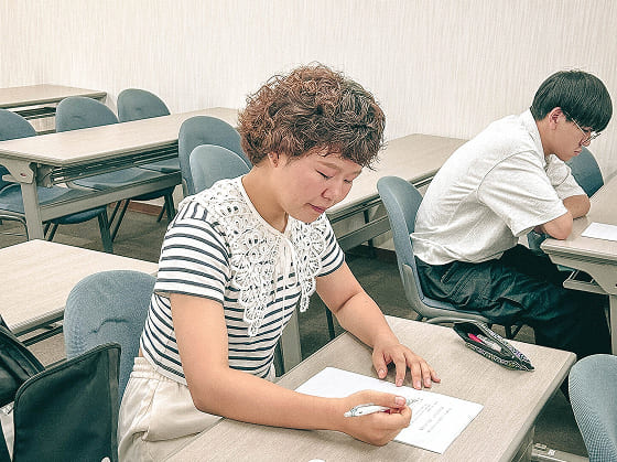 授業中の岩岡あゆみさん