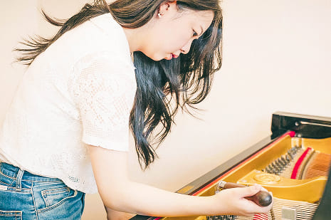 ピアノ調律中の学生の画像