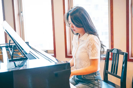 ピアノ実践中の学生の画像