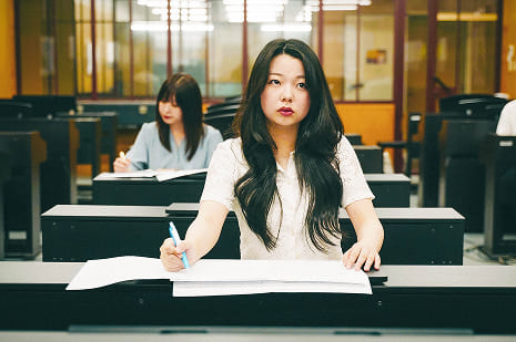 音楽理論の授業中の学生の画像