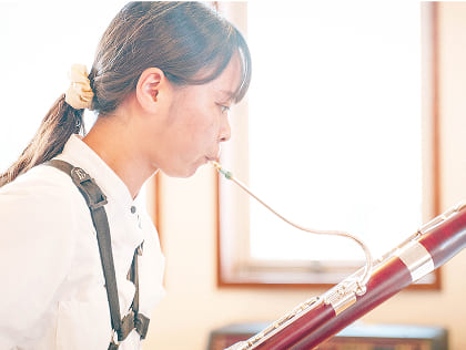 楽器を弾く矢木萌さん