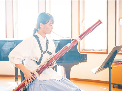 楽器を弾く矢木萌さん